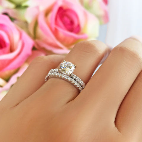 1.25 ctw Oval Accented Solitaire Set