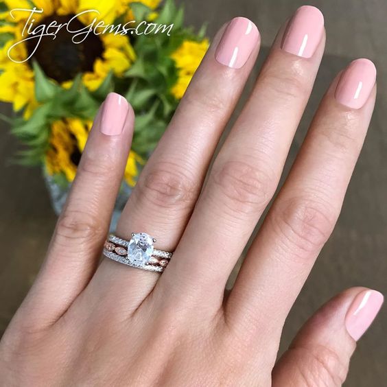 1.25 ctw Oval Accented Solitaire Set